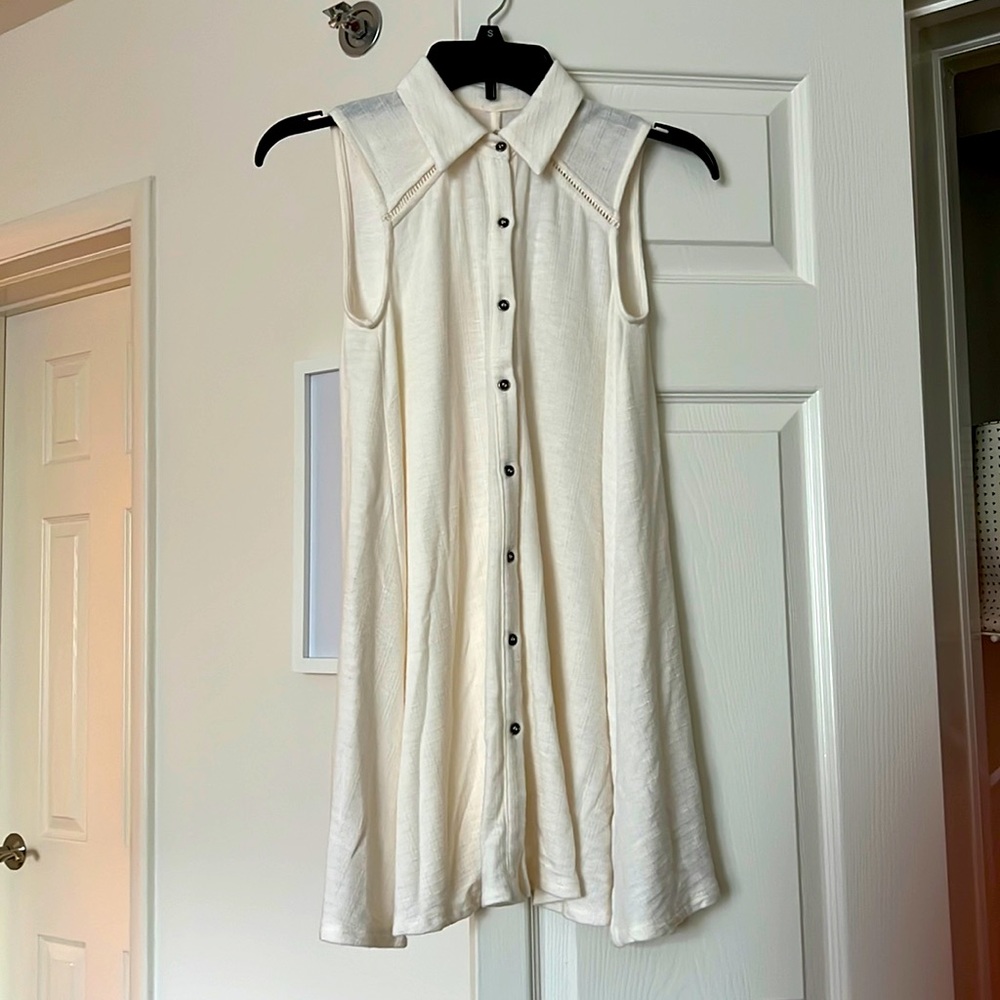 everleigh brand tunic. Very soft and flowy. Very good condition. Size XXSP.